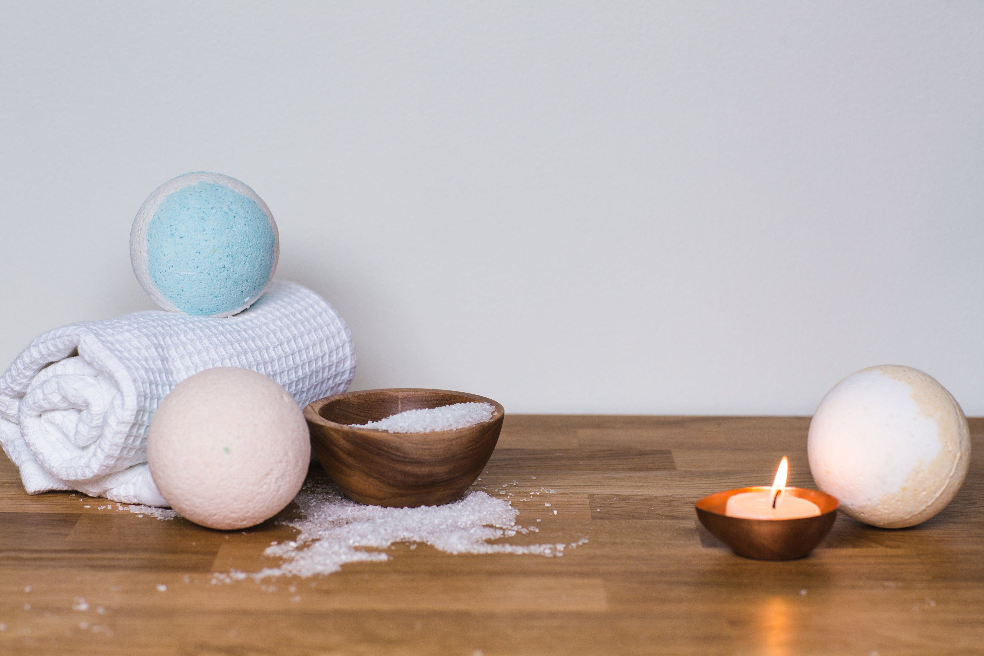 Bathbomb and tealight